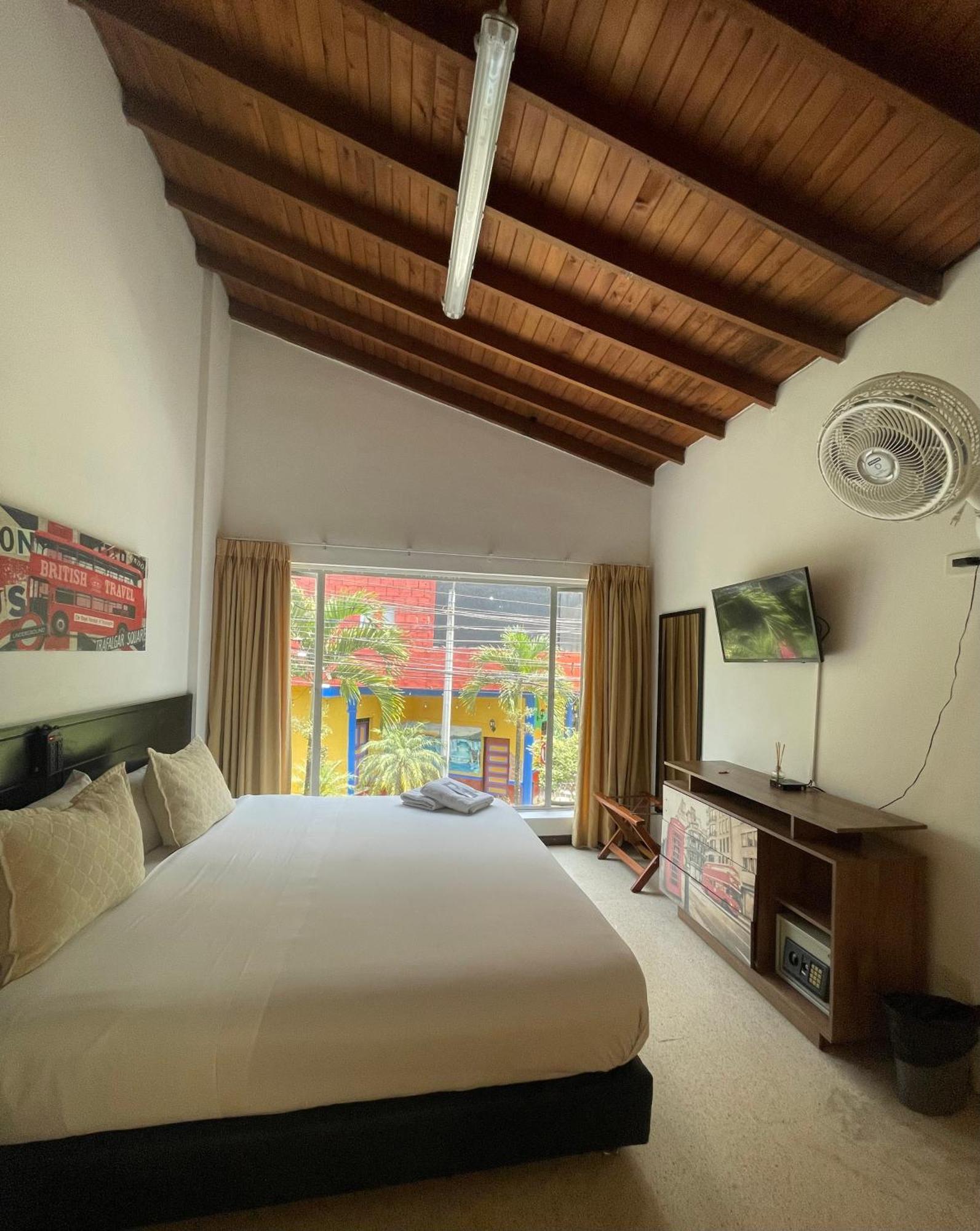 Hostal Lleras Calle 8 Μεντεγίν Εξωτερικό φωτογραφία