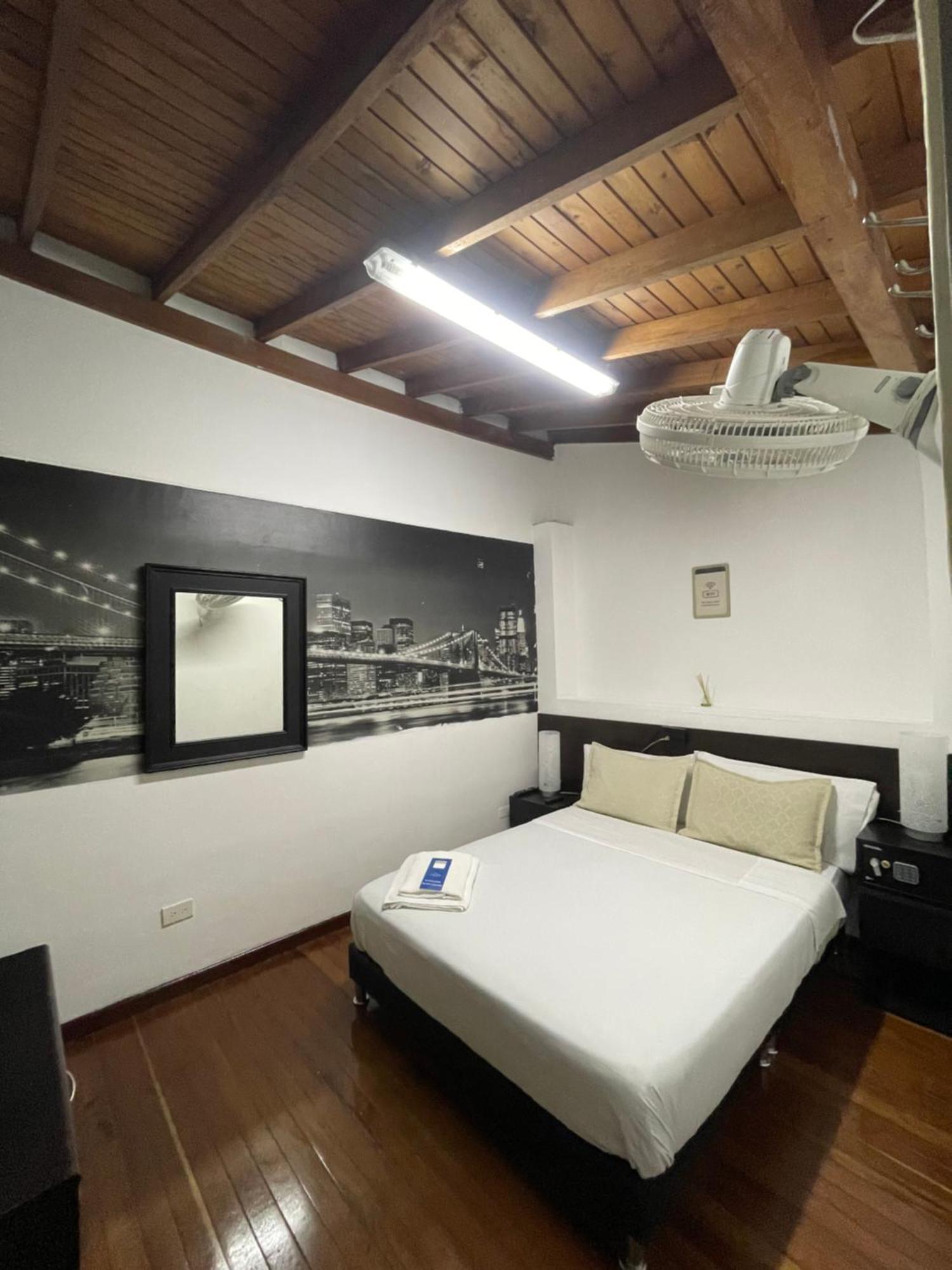 Hostal Lleras Calle 8 Μεντεγίν Εξωτερικό φωτογραφία