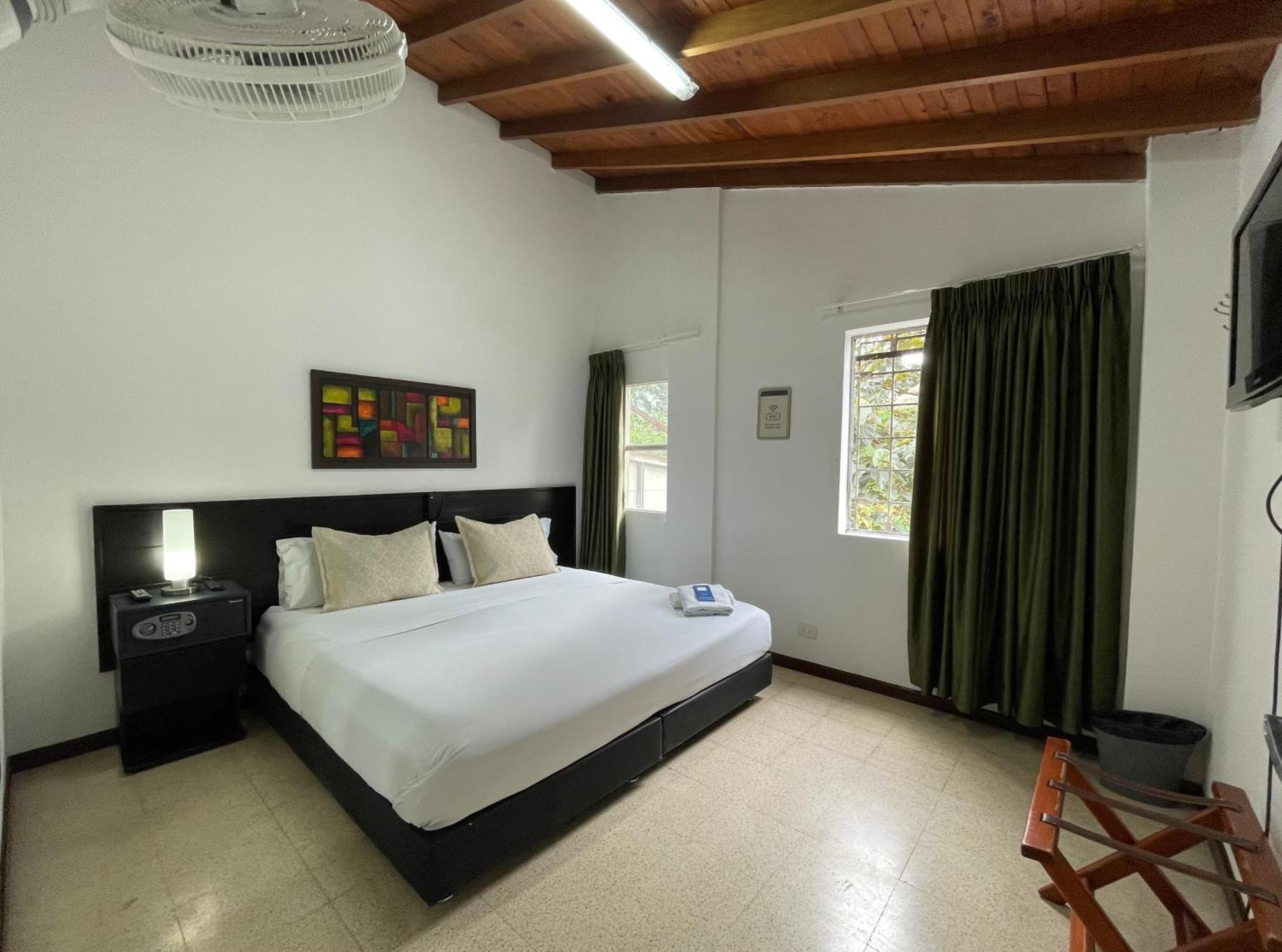 Hostal Lleras Calle 8 Μεντεγίν Εξωτερικό φωτογραφία