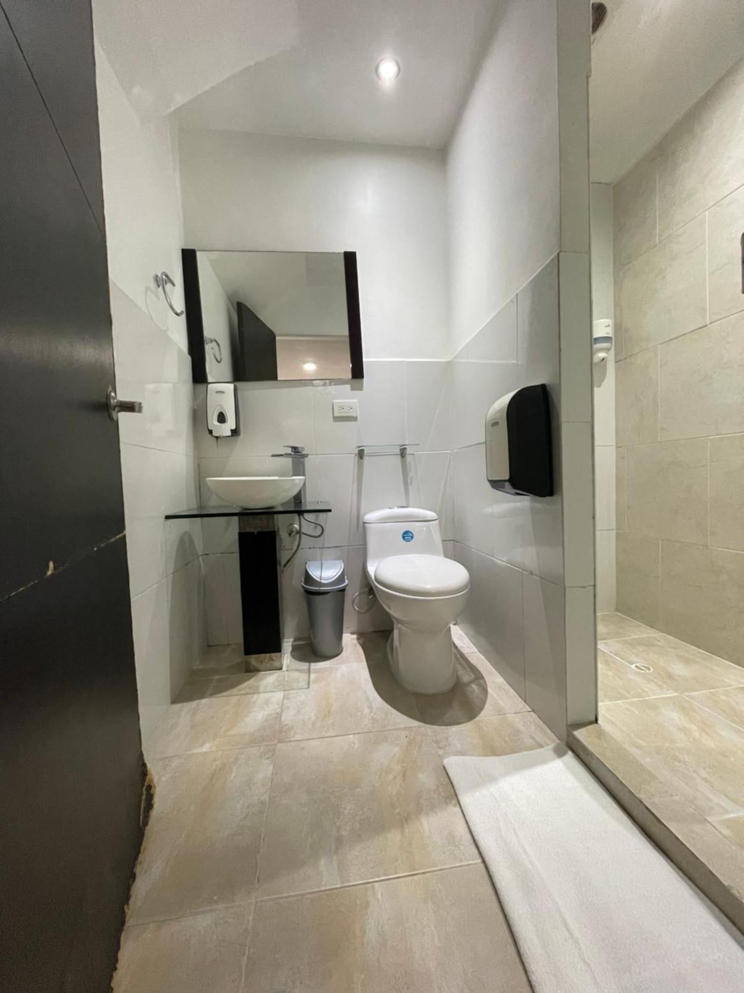 Hostal Lleras Calle 8 Μεντεγίν Εξωτερικό φωτογραφία